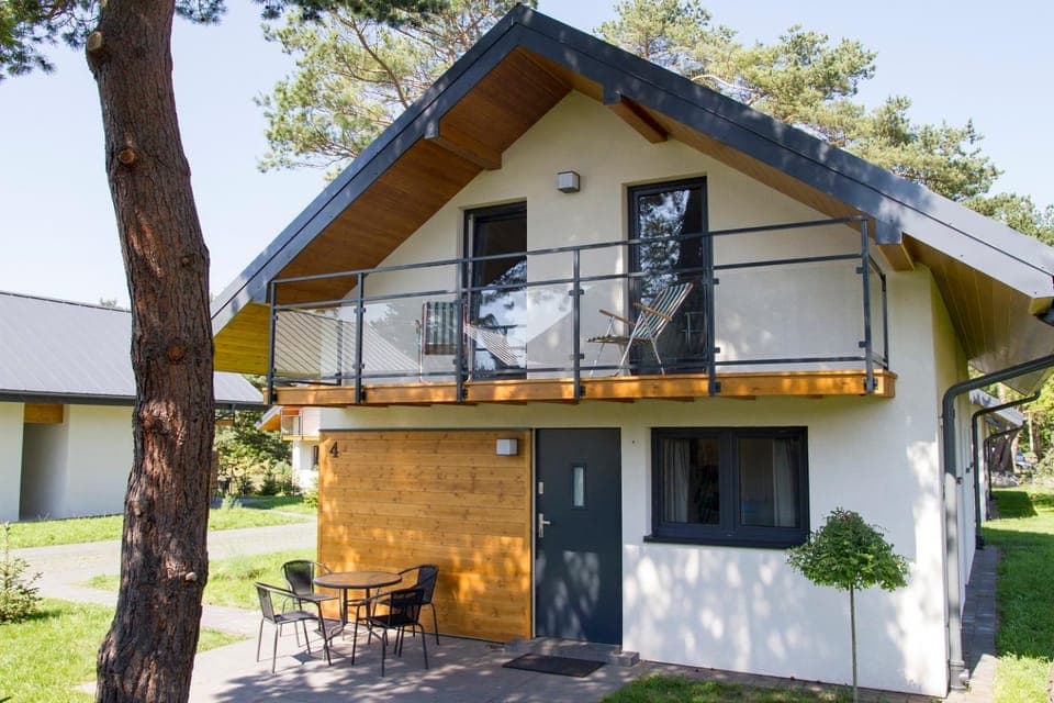 Property building, Facade/entrance, Day