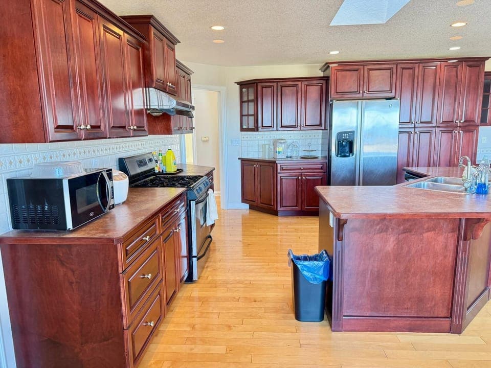 Spacious 2-Bedroom Main Level with 180 Degree Ocean Views in Nanaimo Bed and Breakfast in Nanaimo