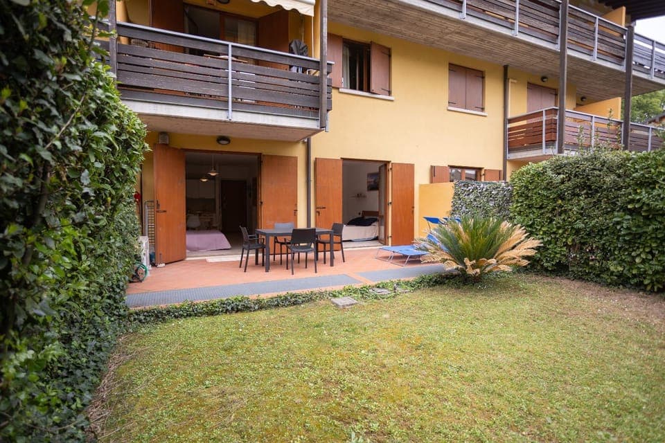 Desenzano apartment with garden, garage and pool Apartment in Desenzano del Garda