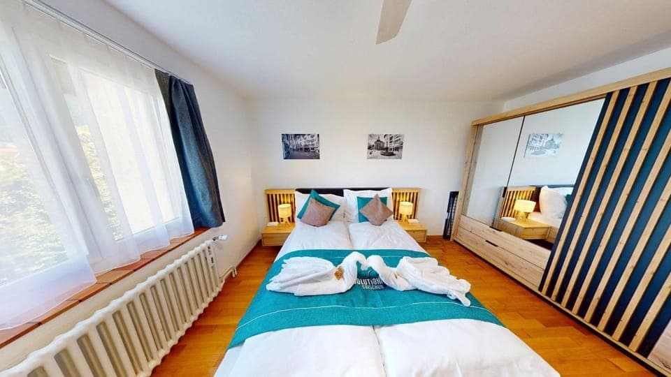 Bed, Photo of the whole room, towels, wardrobe