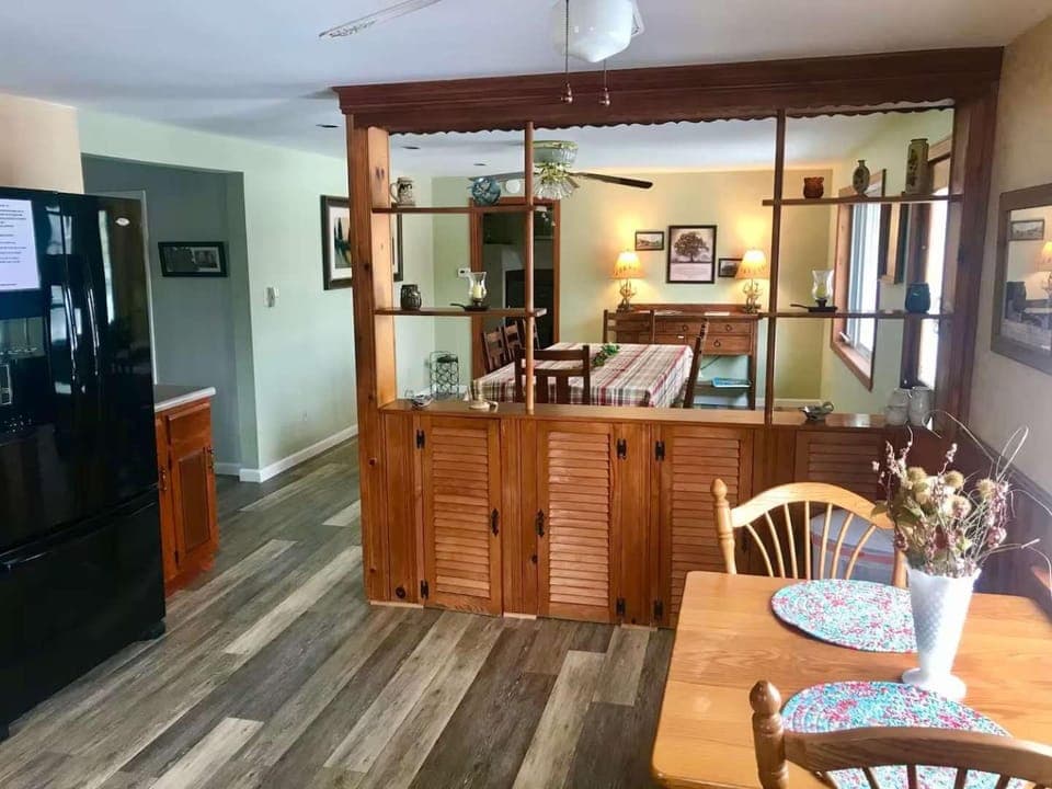 Wine Country Lodge a Family-Friendly Getaway House in Varick
