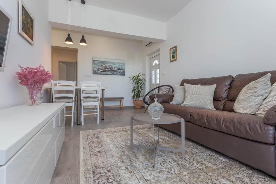 TV and multimedia, Living room, Seating area, Dining area