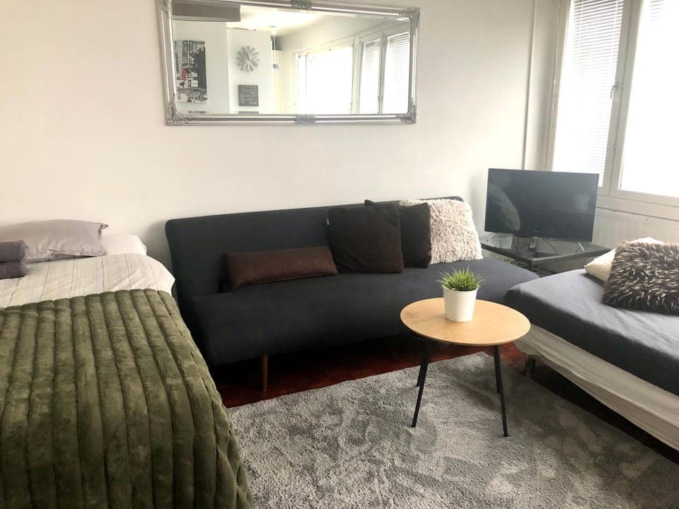 Bed, TV and multimedia, Living room, Photo of the whole room, Seating area, Bedroom