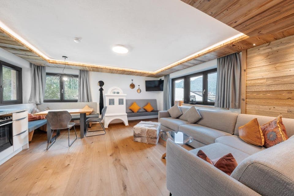 TV and multimedia, Kitchen or kitchenette, Living room, Seating area