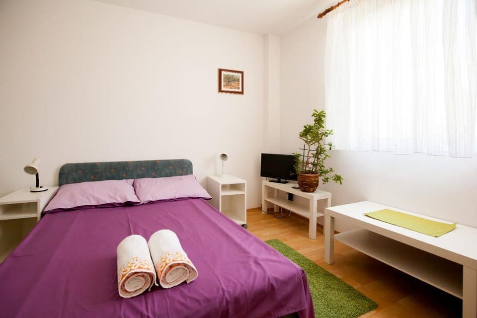 Bed, TV and multimedia, Bedroom
