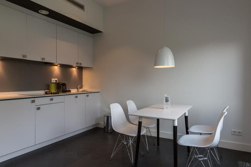 Kitchen or kitchenette, Dining area