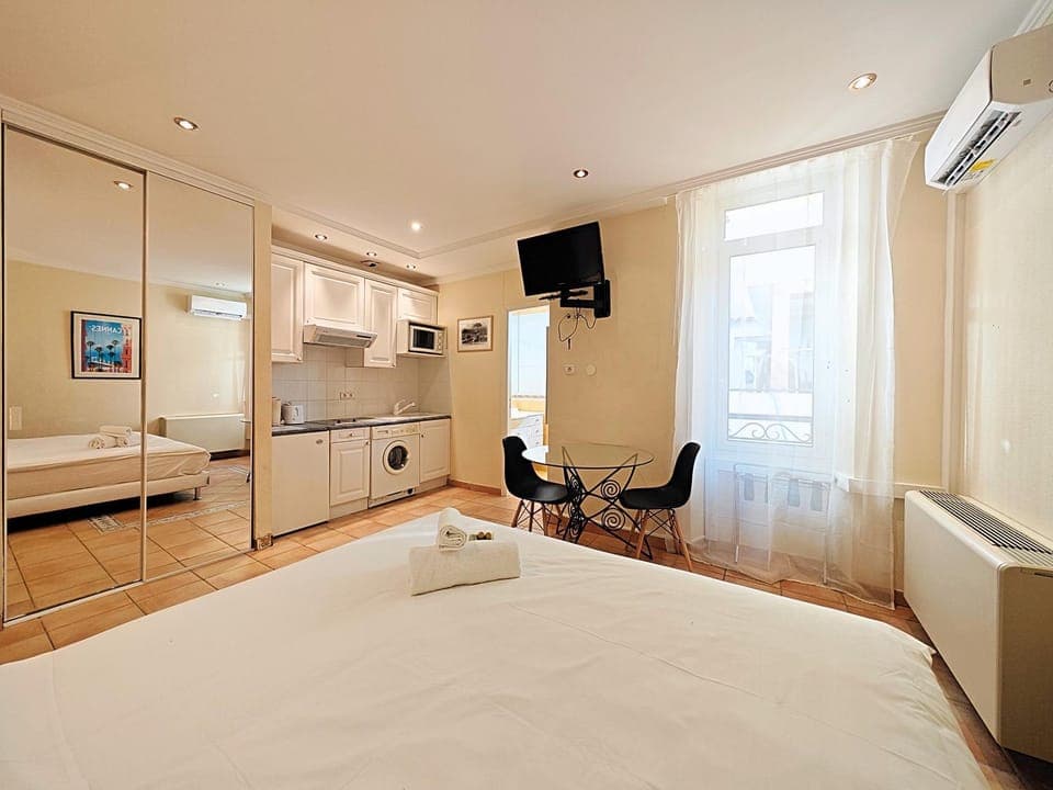 Bed, TV and multimedia, Kitchen or kitchenette, Photo of the whole room