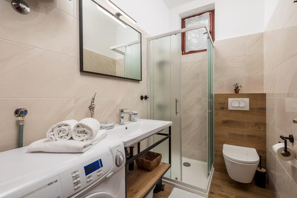 Shower, Toilet, Bathroom, towels