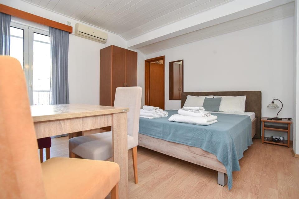 Bed, Living room, Photo of the whole room, Seating area, Bedroom, hair dresser, towels, wardrobe