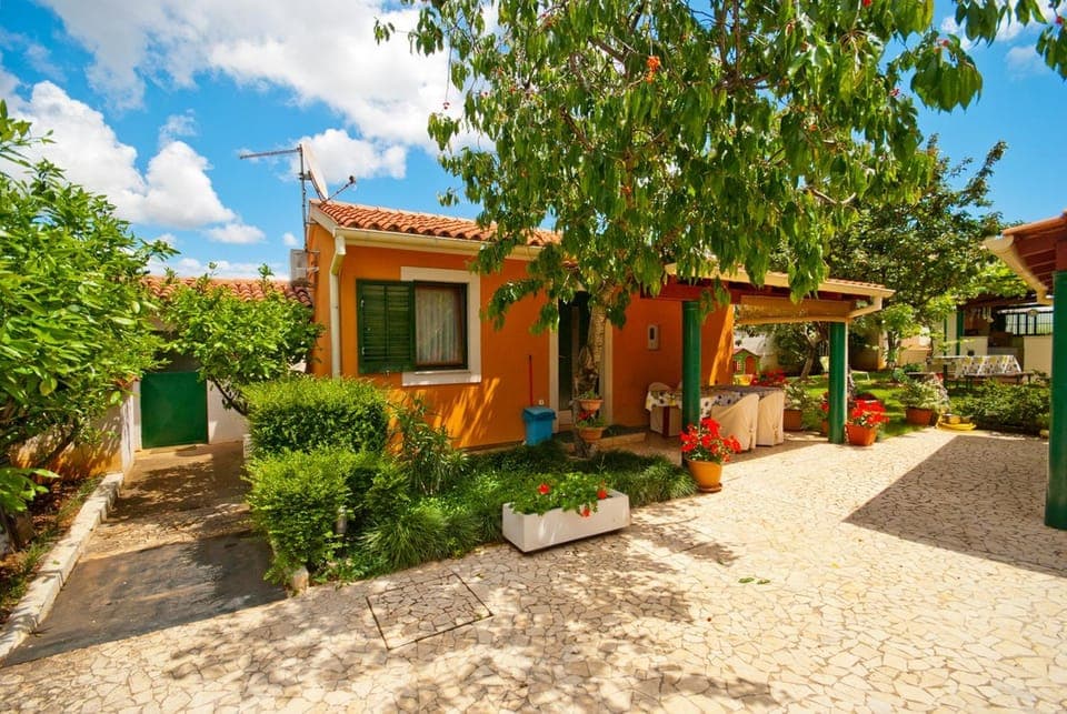 Property building, Facade/entrance, Garden