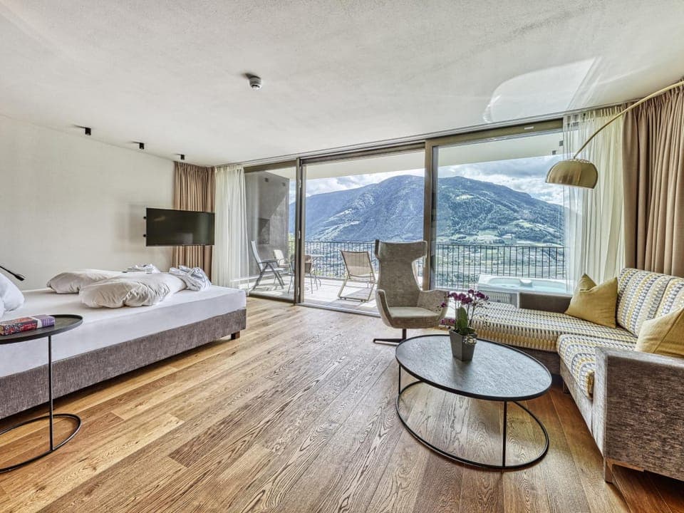 Hot Tub, TV and multimedia, Balcony/Terrace, Living room, Seating area, Bedroom, City view, Landmark view, Mountain view