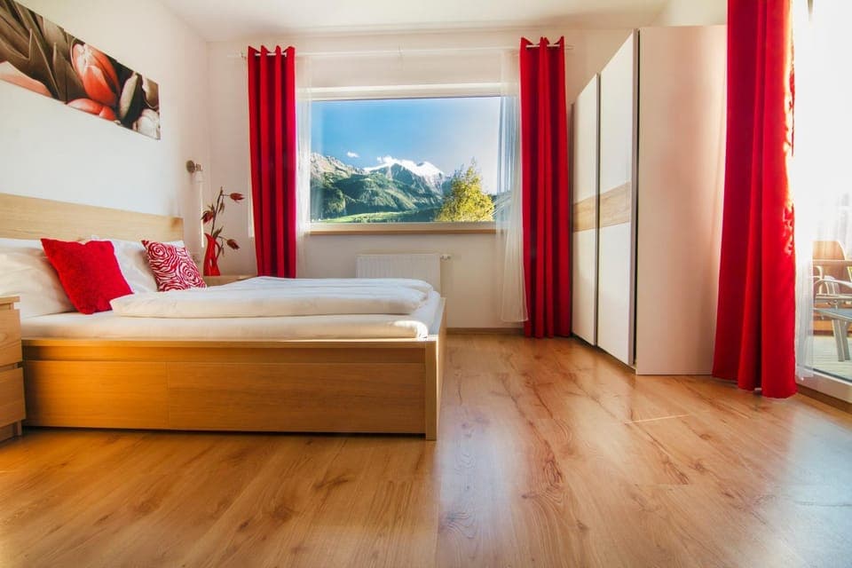 Photo of the whole room, Bedroom, Mountain view