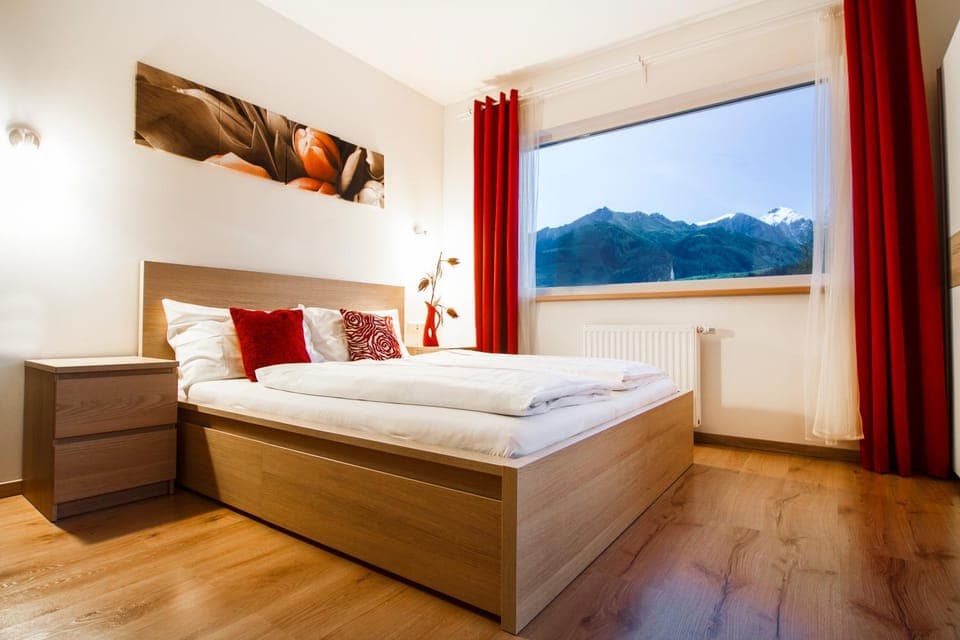 Photo of the whole room, Bedroom, Mountain view