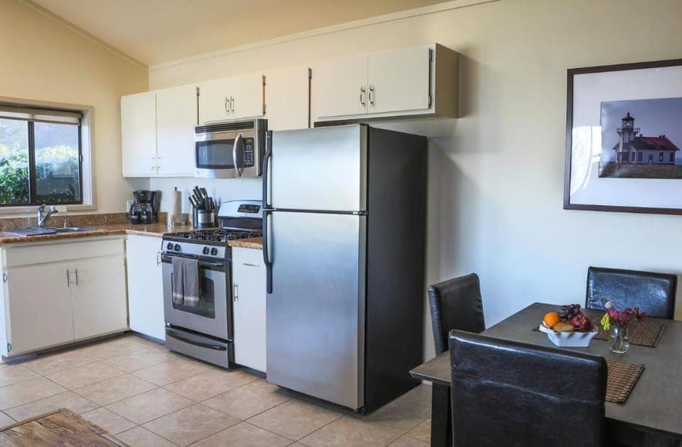 Kitchen or kitchenette, Dining area, oven, pet friendly, stove, toaster