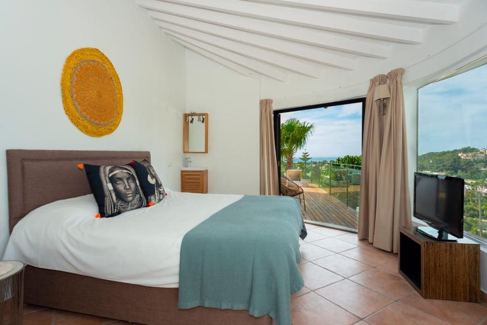 Bed, Photo of the whole room, Mountain view, Sea view