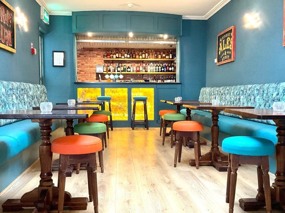 Lounge or bar, Food and drinks, Seating area, Drinks