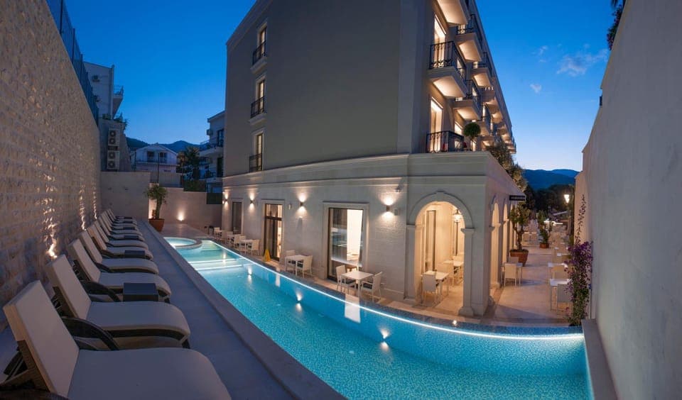 Restaurant/places to eat, Facade/entrance, Bird's eye view, Garden, Balcony/Terrace, Decorative detail, City view, Garden view, Street view, Swimming pool