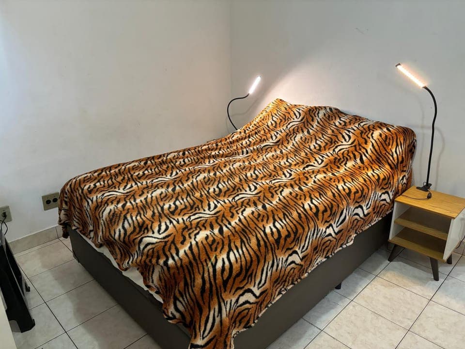 Bed, Bedroom, On site, Family