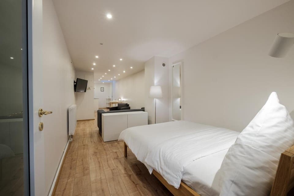 Photo of the whole room, Bedroom