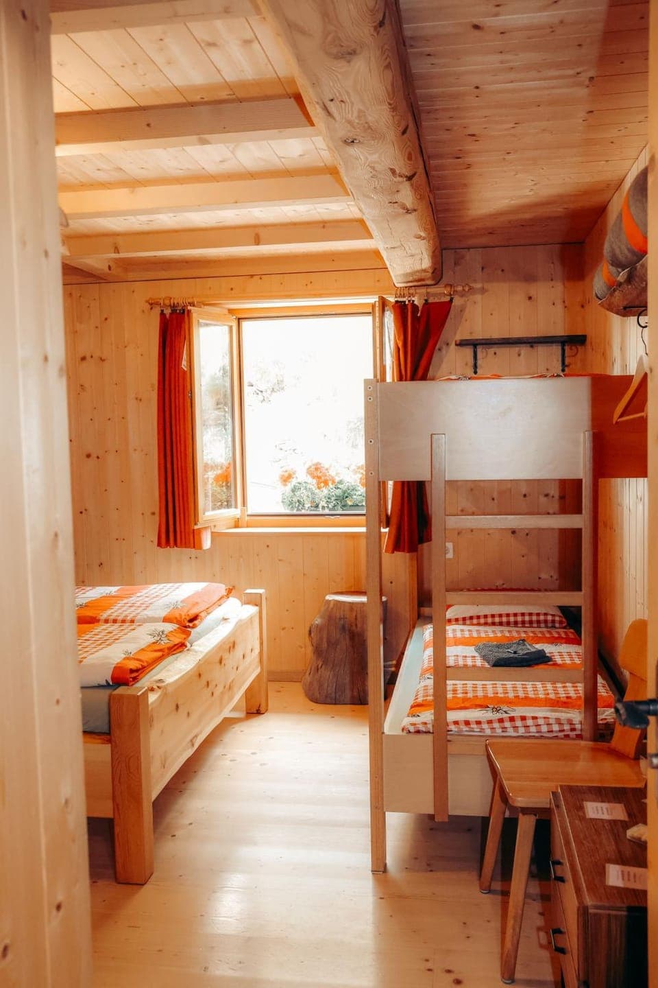 Bed, View (from property/room), Decorative detail, Bedroom, Mountain view, bunk bed, towels