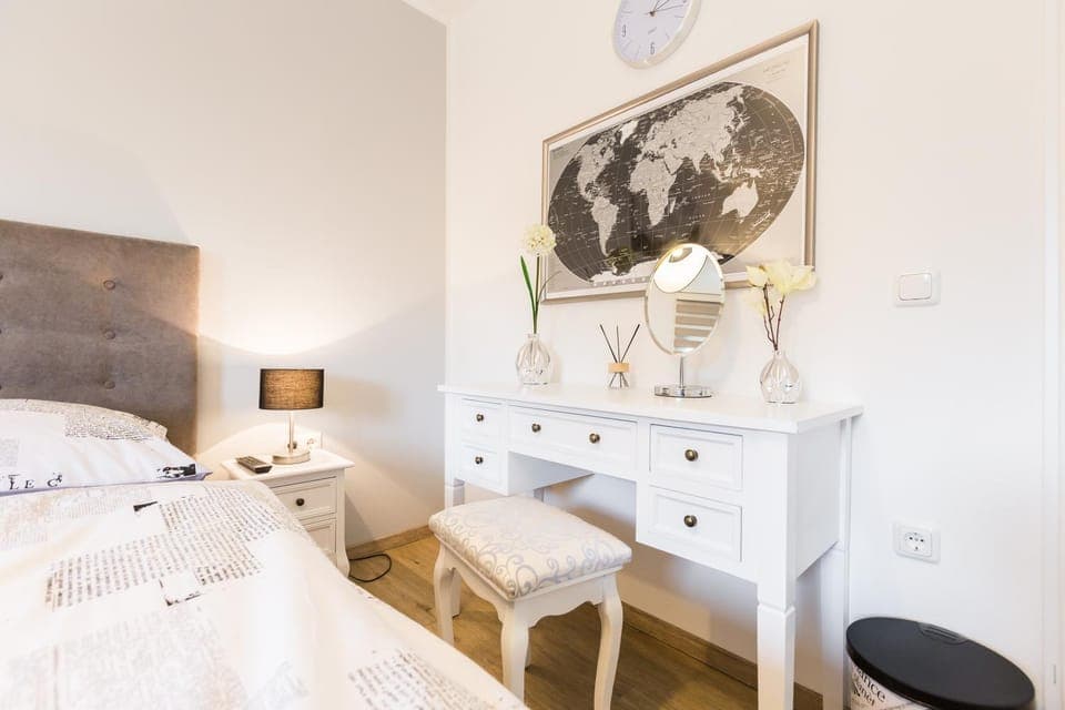 Photo of the whole room, Decorative detail