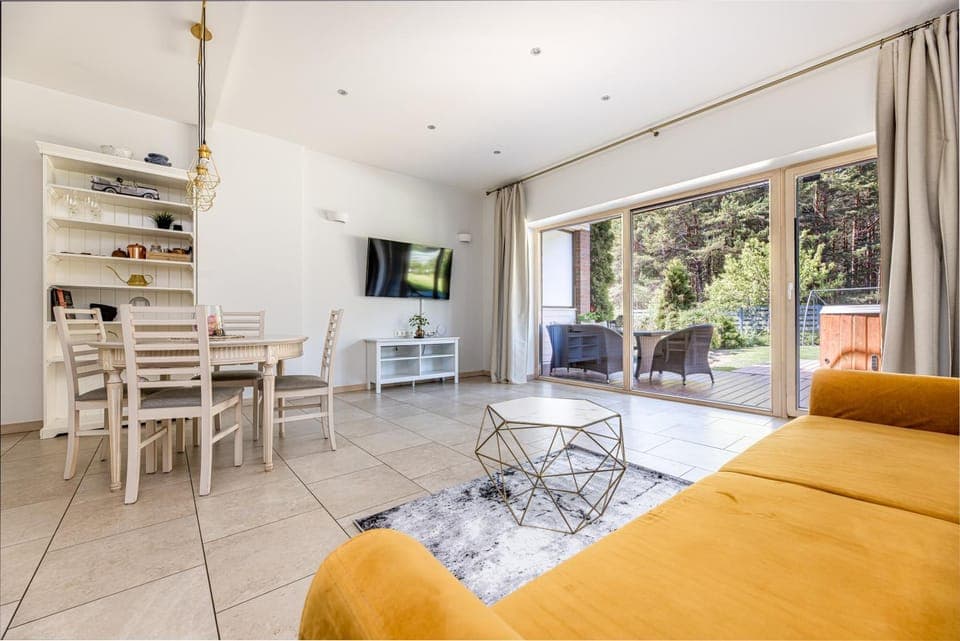 TV and multimedia, Living room, Seating area, Dining area, Evening entertainment