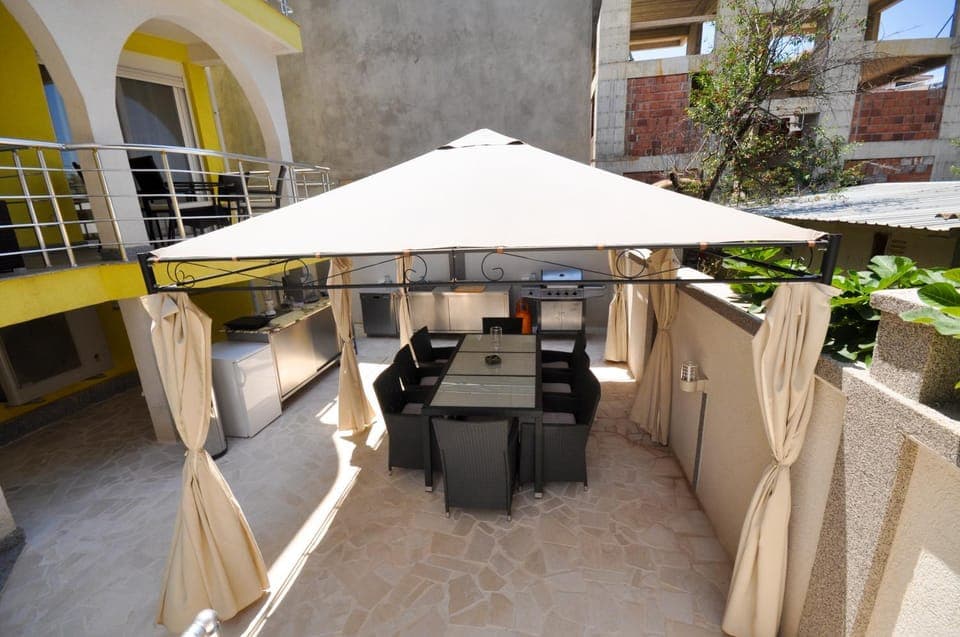 Property building, Patio, Day, Activities, Summer, BBQ facilities, Garden, Banquet/Function facilities, Decorative detail, Communal kitchen, On site