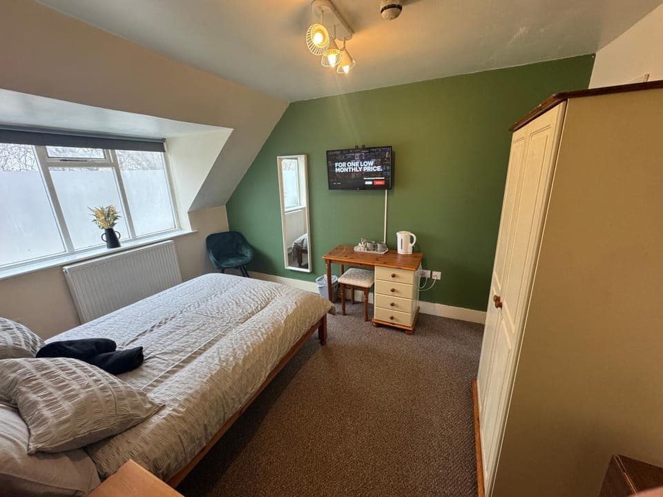 TV and multimedia, Photo of the whole room, Bedroom