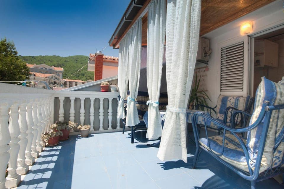 Property building, Balcony/Terrace, Decorative detail, Sunrise