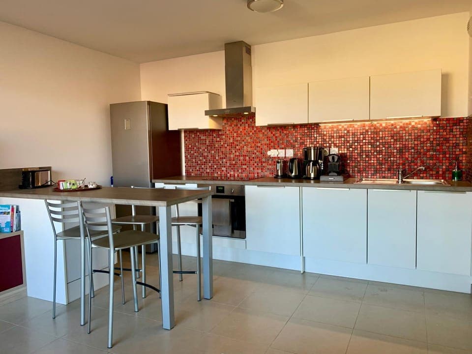 Coffee/tea facilities, Kitchen or kitchenette, Dining area