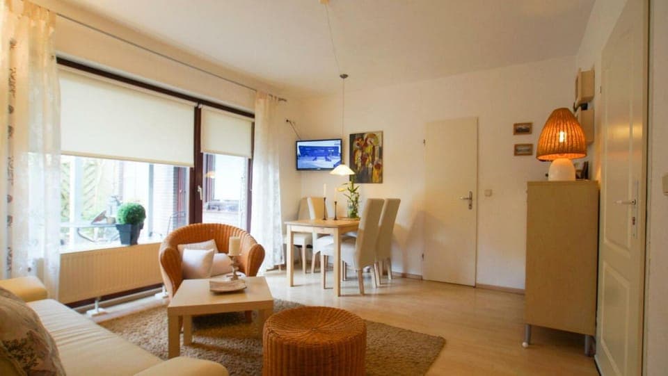 TV and multimedia, Living room, Seating area, Dining area