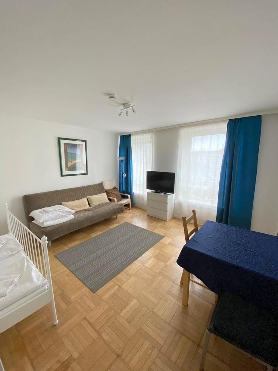 Bed, Seating area, Bedroom