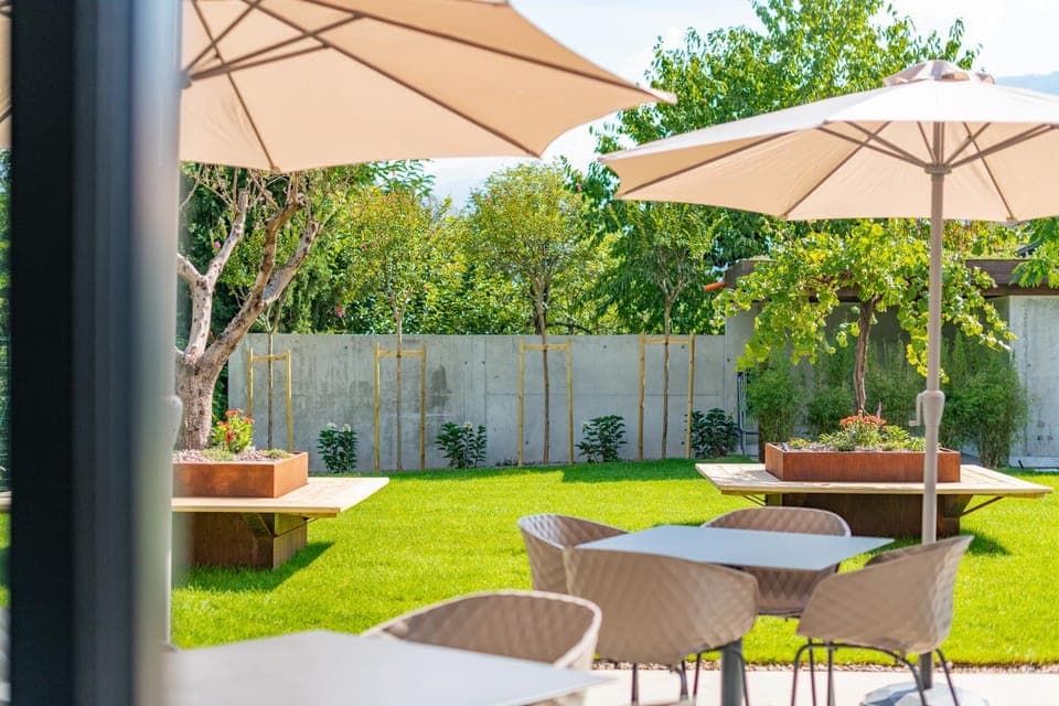 Patio, Day, Garden, Seating area, Dining area, Garden view