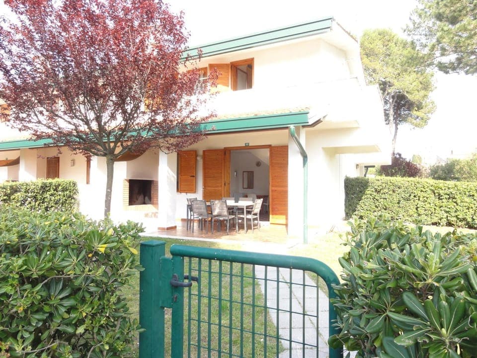 Property building, Patio, Facade/entrance, Garden, Balcony/Terrace