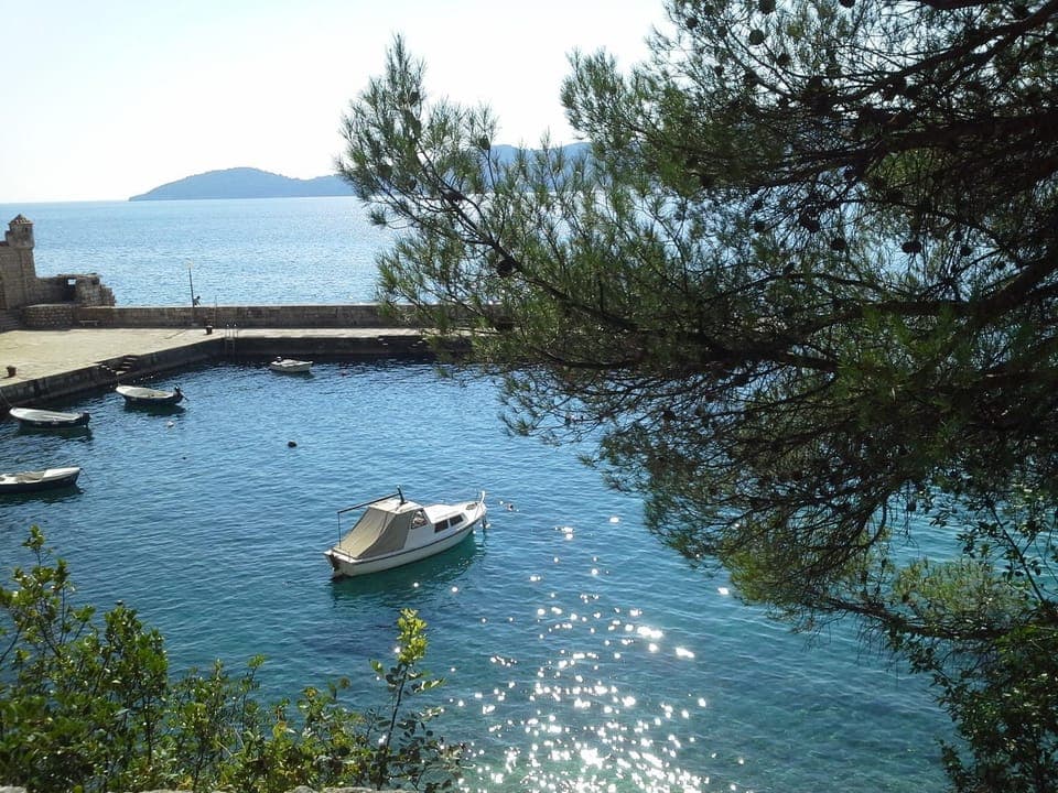 Nearby landmark, Off site, Natural landscape, Beach, Canoeing, Sports, Entertainment