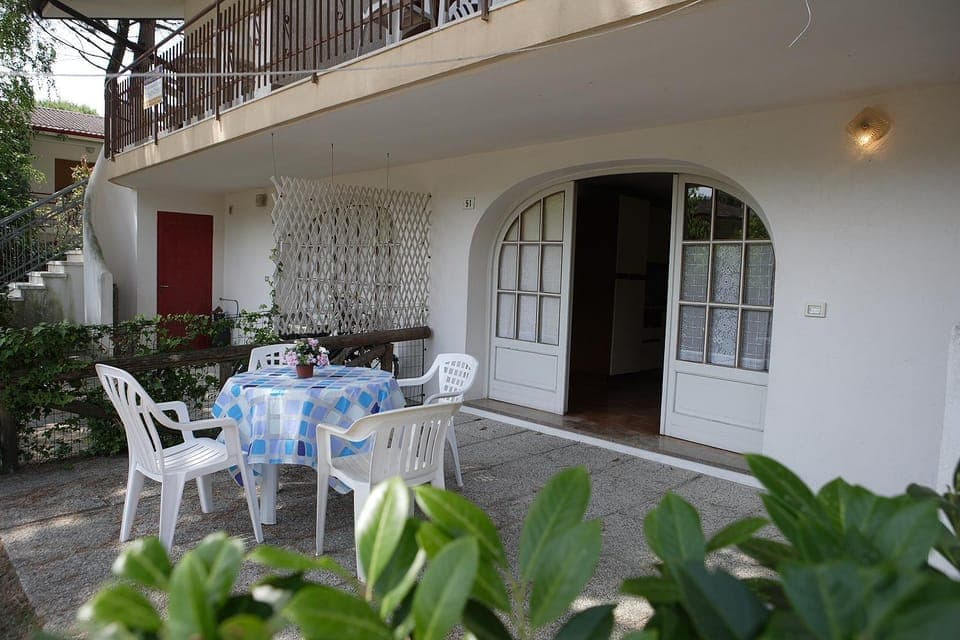 Patio, Facade/entrance, Day