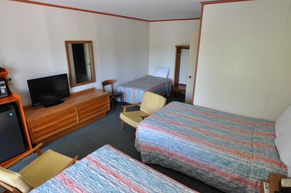 Bed, TV and multimedia, Photo of the whole room, Seating area, Bedroom