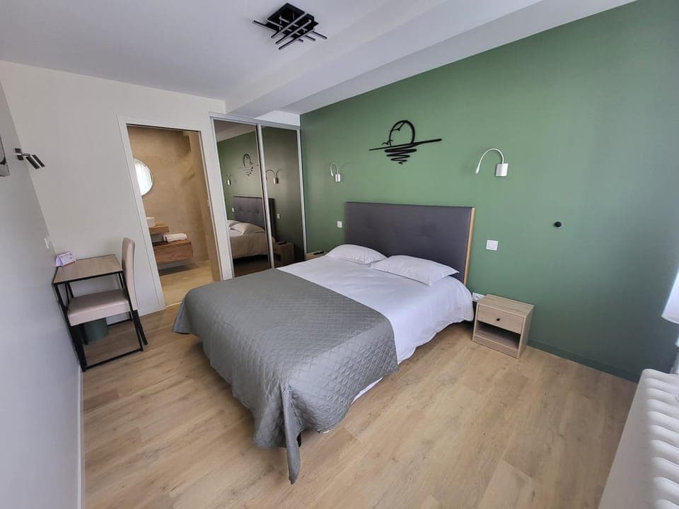 Bed, Night, TV and multimedia, Photo of the whole room, Bedroom