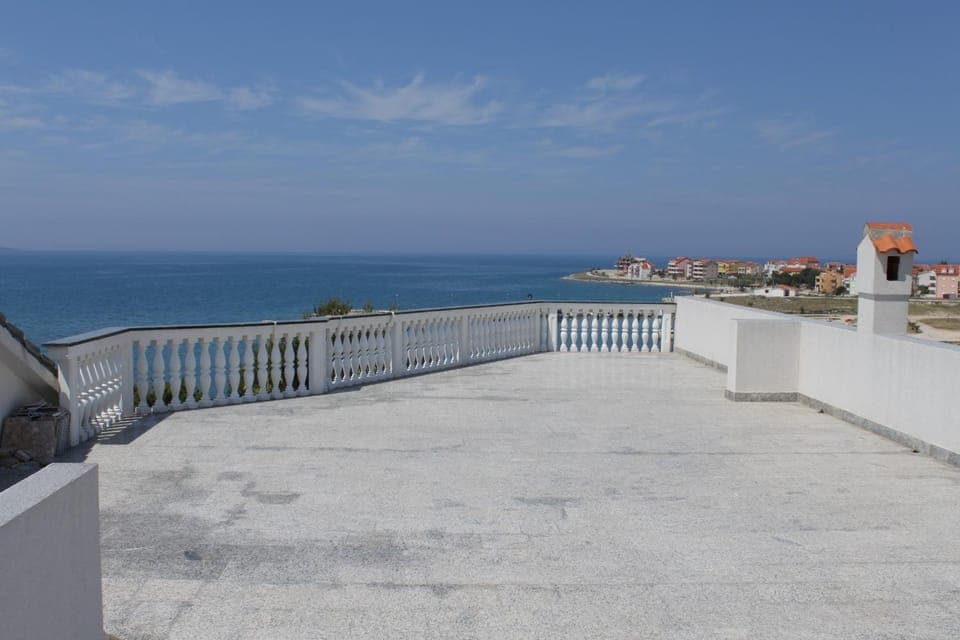 Location, children, Family