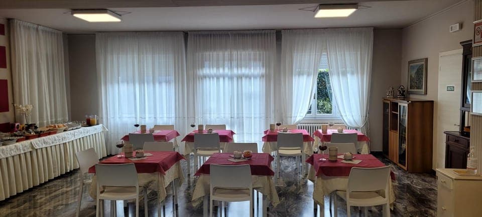 Restaurant/places to eat, Lounge or bar, Breakfast