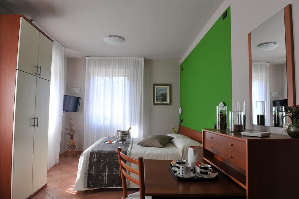 Photo of the whole room, Bedroom, City view, Garden view, Lake view, Landmark view, Mountain view, Pool view, Street view
