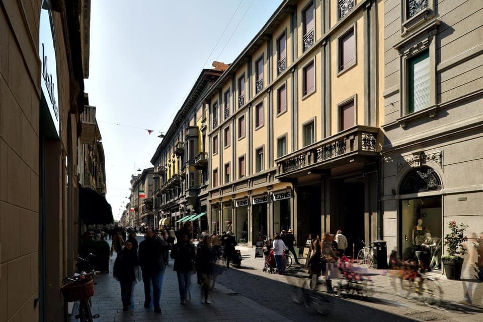 Property building, Day, People, City view, Location