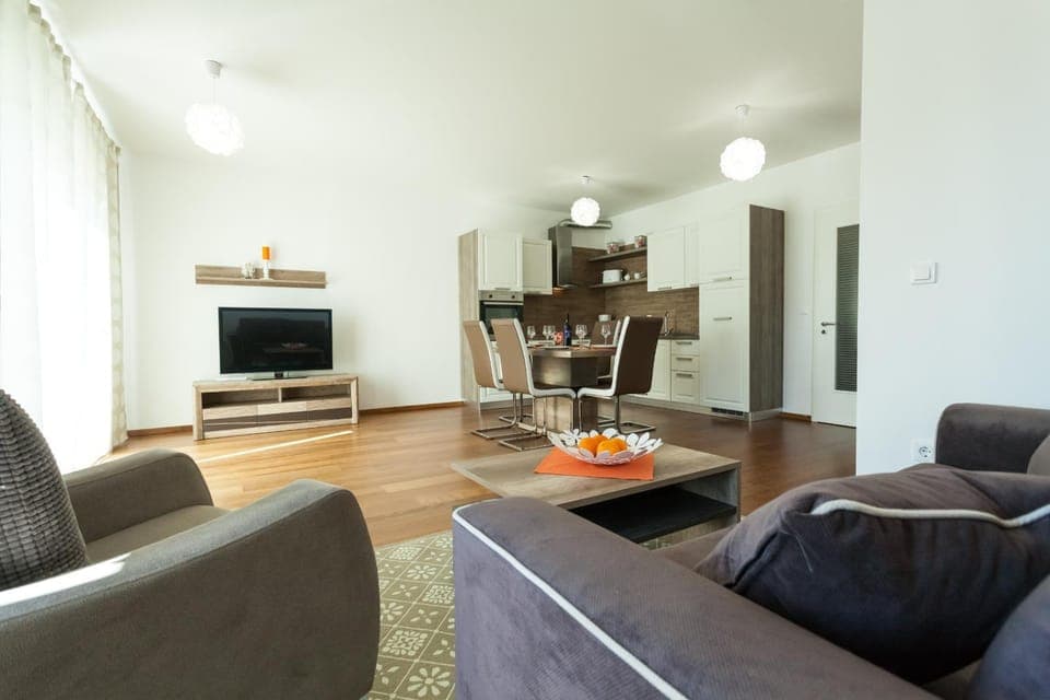 TV and multimedia, Living room, Seating area, Dining area