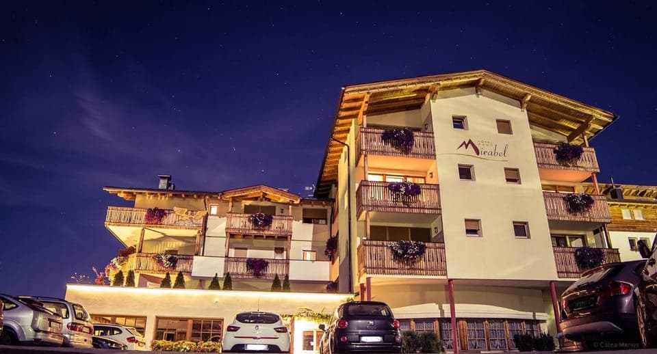 Property building, Facade/entrance, Garden, Balcony/Terrace, Lobby or reception, Other, Pets