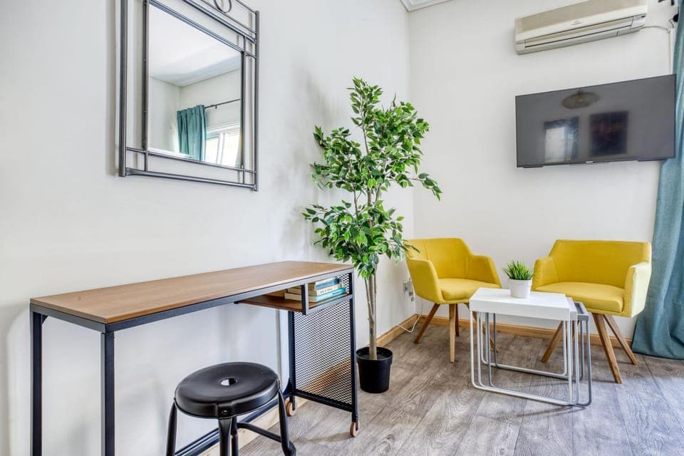 TV and multimedia, Living room, Seating area, air conditioner