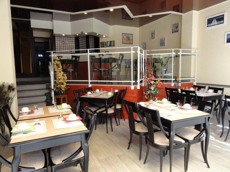 Restaurant/places to eat, Lounge or bar