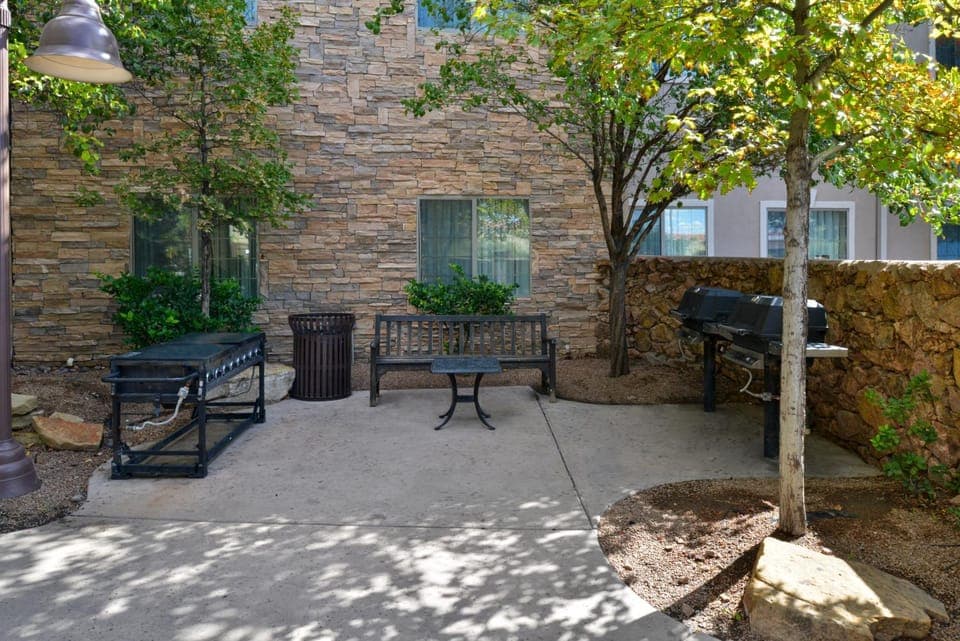 Patio, BBQ facilities