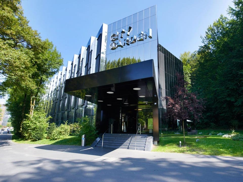 Property building, Facade/entrance, Day