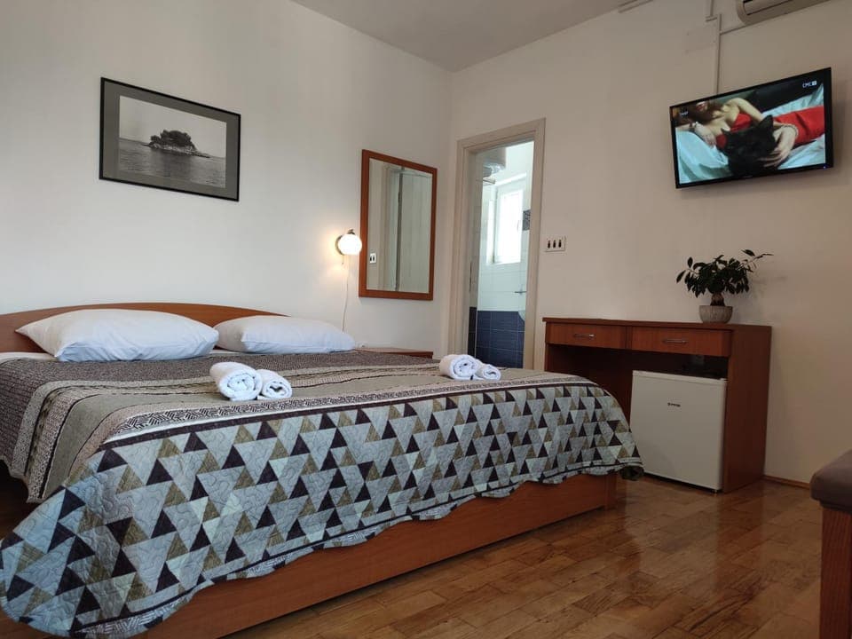 Communal lounge/ TV room, Bed, TV and multimedia, Photo of the whole room, Bedroom
