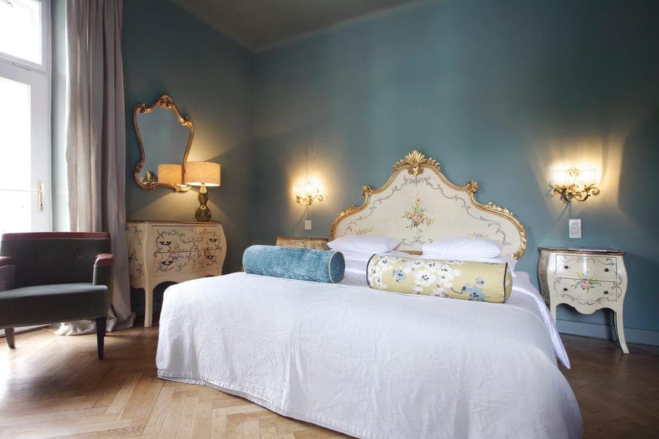 Bed, Photo of the whole room